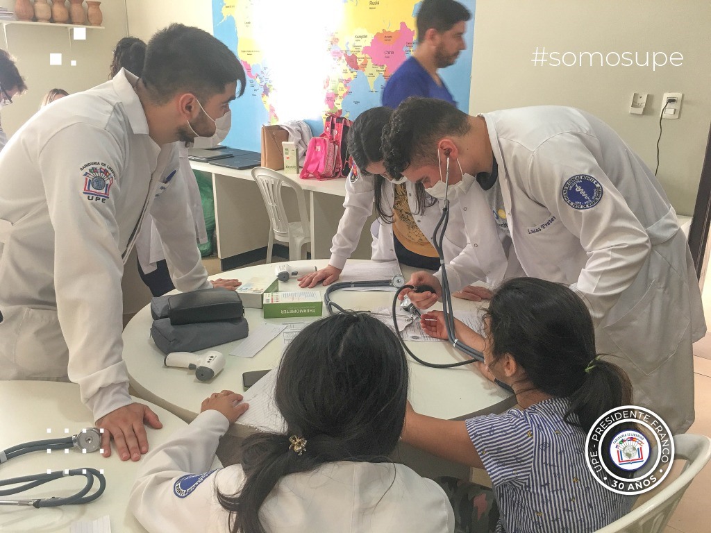 Inspección médica a niños del hogar Santa Elena de CDE